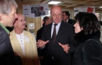 Bundespräsidentin Doris Leuthard im Gespräch mit Franz Beyeler, Geschäftsführer MINERGIE, Ruedi Tobler und Felix Knobel, Initianten und Realisatoren des WOODSTOCK (v.r.n.l., Bild: Jürg Gasser))